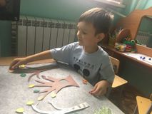 Образование относительных прилагательных по теме "Деревья": дубовый, берёзовый, кленовый.