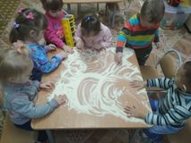 Мои дети любят рисовать манкой